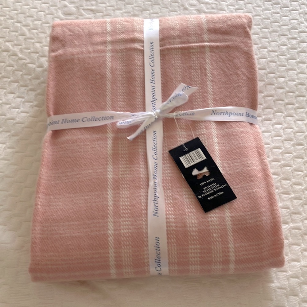 NWT MONTE CARLO/NORTHPOINT  HOME COLLECTION PINK/WHITE PLAID THROW BLANKET